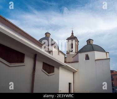 Baunei, Sardaigne, Italie, 19 septembre 2020: Vue de l'ancienne église blanche Chiesa Parrocchiale Di San Nicola dans le village de montagne de Baunei, ciel bleu d'été Banque D'Images