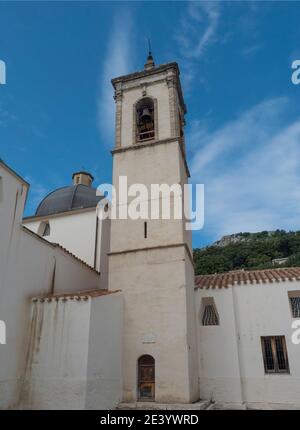 Baunei, Sardaigne, Italie, 19 septembre 2020: Vue de l'ancienne église blanche Chiesa Parrocchiale Di San Nicola dans le village de montagne de Baunei, ciel bleu d'été Banque D'Images