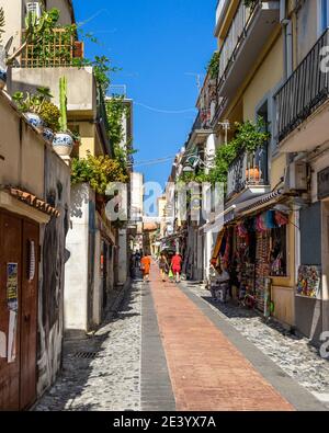 Diamante, Calabre, Italie, août 2020 – UNE rue colorée à Diamante, une station balnéaire populaire pour les vacances d'été Banque D'Images
