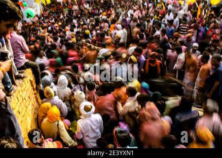 MATHURA, INDE - 01 janvier 2021 : les gens de mathura jouant des holi dans la rue de barsana et nandgaon, couverts de couleurs holi, concept heureux et festif Banque D'Images