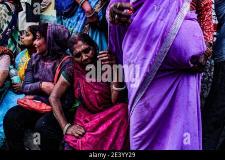 MATHURA, INDE - 01 janvier 2021 : les gens de mathura jouant des holi dans la rue de barsana et nandgaon, couverts de couleurs holi, concept heureux et festif Banque D'Images