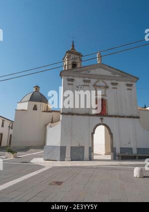 Baunei, Sardaigne, Italie, 19 septembre 2020: Vue de l'ancienne église blanche Chiesa Parrocchiale Di San Nicola dans le village de montagne de Baunei, ciel bleu d'été Banque D'Images