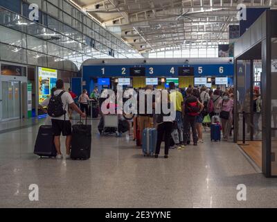 Cagliari, Sardaigne, Italie, 20 septembre 2020 : personnes attendant à qeue au comptoir d'enregistrement à l'aéroport de Cagliari Elmas. Les gens portent un masque et le gardent Banque D'Images