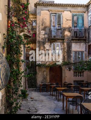 Une petite place parmi d'anciens bâtiments dans le centre historique de Tropea, Calabre, Italie Banque D'Images