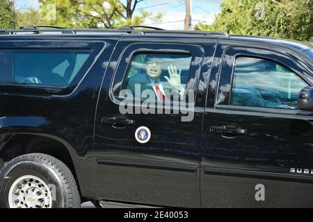 WEST PALM BEACH, FLORIDE - JANVIER 20 : le président sortant des États-Unis Donald J. Trump renonce à ses partisans du convoi présidentiel après avoir atterri à l'aéroport international de Palm Beach sur le chemin du Club Mar-a-Lago le 20 janvier 2020 à West Palm Beach, Floride. Trump a quitté Washington le dernier jour de son administration avant que Joe Biden ne soit assermenté comme 46e président des États-Unis. Après un mandat de quatre ans au poste de président, M. Trump a été destitué deux fois par les États-Unis de représentants une fois le 18 décembre 2019pour abus de pouvoir et obstruction du Congrès. Le second caractère de destitution Banque D'Images