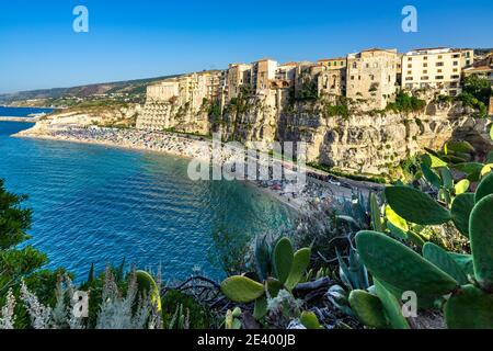 Panorama pittoresque de Tropea entre la végétation méditerranéenne vue de l'île de Santa Maria, Calabre, Italie Banque D'Images