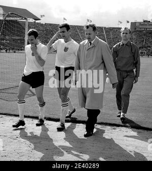 Photo du dossier datée du 09-05-1962, de Ray Wilson (à gauche), moitié centrale Peter Swan et Walter Winterbottom. Date d'émission : jeudi 21 janvier 2021. Banque D'Images