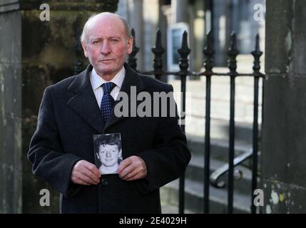 Michael McElhone tient une photographie de son frère décédé, Paddy McElhone, à l'extérieur du palais de justice d'Omagh, après qu'un coroner ait rendu les conclusions d'une enquête sur sa mort. Un fermier tué de sang froid par l'armée pendant le conflit en Irlande du Nord a été exonéré, a déclaré sa famille. Paddy McElhone, 24 ans, meurt immédiatement près de son domicile de Pomeroy, Co Tyrone, en 1974, après avoir été tiré par un soldat du Premier Bataillon, le Royal Regiment of Wales. Banque D'Images