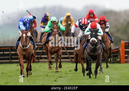 Aidan Coleman à cheval fabrique en France (cap rouge) sur le chemin de gagner le Timeform Premium Ratings disponible sur racingtv.com 'National Hunt' Maiden Hobstacle à l'hippodrome de Wincanton. Date de la photo: Jeudi 21 janvier 2021. Banque D'Images