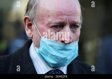 Michael McElhone parle aux médias à l'extérieur du palais de justice d'Omagh après qu'un coroner a rendu les conclusions d'une enquête sur la mort de son frère Paddy McElhone. Un fermier tué de sang froid par l'armée pendant le conflit en Irlande du Nord a été exonéré, a déclaré sa famille. Paddy McElhone, 24 ans, meurt immédiatement près de son domicile de Pomeroy, Co Tyrone, en 1974, après avoir été tiré par un soldat du Premier Bataillon, le Royal Regiment of Wales. Banque D'Images