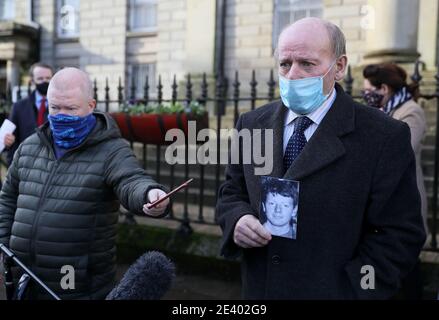 Michael McElhone tient une photographie de son frère décédé, Paddy McElhone, alors qu'il parle aux médias à l'extérieur du palais de justice d'Omagh après qu'un coroner ait rendu les conclusions d'une enquête sur sa mort. Un fermier tué de sang froid par l'armée pendant le conflit en Irlande du Nord a été exonéré, a déclaré sa famille. Paddy McElhone, 24 ans, meurt immédiatement près de son domicile de Pomeroy, Co Tyrone, en 1974, après avoir été tiré par un soldat du Premier Bataillon, le Royal Regiment of Wales. Banque D'Images