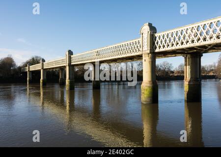 Le Kew Railway Bridge de W. R. Galbraith enjambant la Tamise sur Strand-on-the-Green, Chiswick, Londres, Royaume-Uni Banque D'Images