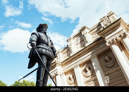 Statue de Sir Walter Raleigh devant la chapelle du Royal Naval College, Old Royal Naval College, Greenwich, Londres, Angleterre, Royaume-Uni Banque D'Images