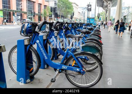 Les vélos bleus amarrés dans le centre-ville de Melbourne. Banque D'Images