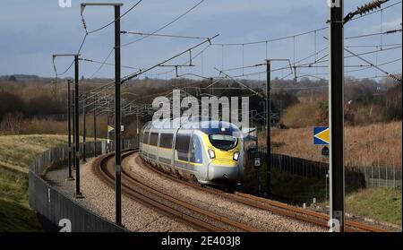 Un train à grande vitesse Eurostar e320 part en direction de la France et traverse Ashford dans le Kent. La crise continue de la COVID-19 l'a forcé à réduire les services par rapport au niveau normal de plus de 50 trains par jour, avec une baisse de 95 pour cent du nombre de passagers. Date de la photo: Jeudi 21 janvier 2021. Banque D'Images