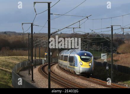 Un train à grande vitesse Eurostar e320 part en direction de la France et traverse Ashford dans le Kent. La crise continue de la COVID-19 l'a forcé à réduire les services par rapport au niveau normal de plus de 50 trains par jour, avec une baisse de 95 pour cent du nombre de passagers. Date de la photo: Jeudi 21 janvier 2021. Banque D'Images