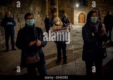 Une femme âgée tient une bannière lisant les prisonniers politiques de la liberté tandis qu'un groupe de personnes se rassemblent à Barcelone pour soutenir les politiciens séparatistes catalans qui restent en prison et ceux en exil. Banque D'Images