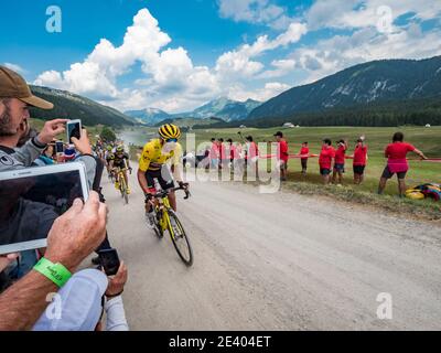 Département de haute-Savoie (haute-Savoie), 2018/07/17: 10e étape du Tour de France 2018. Les plus grands cyclistes qui passent devant les routes rocheuses du Glie Banque D'Images