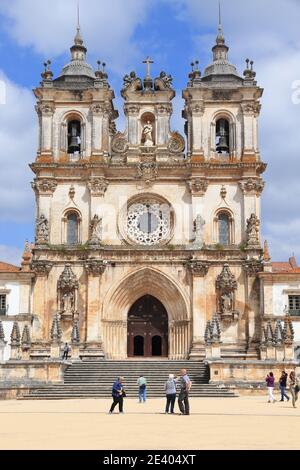 ALCOBACA, PORTUGAL - 22 MAI 2018 : les gens visitent le monastère d'Alcobaca au Portugal. Le monument gothique médiéval est classé au patrimoine mondial de l'UNESCO. Banque D'Images