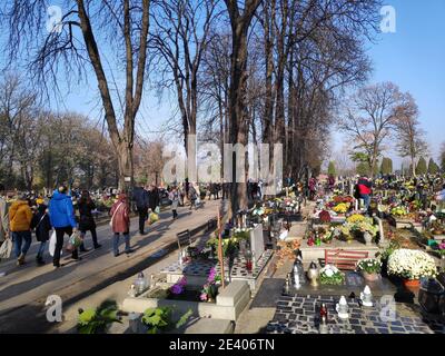 BYTOM, POLOGNE - 1er NOVEMBRE 2019 : les gens visitent le cimetière pendant la Toussaint à Bytom. Les célébrations de la Toussaint dans les cimetières sont l'une des plus impor Banque D'Images