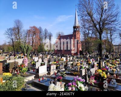 CHORZOW, POLOGNE - 1er NOVEMBRE 2019 : les gens visitent les tombes pendant la Toussaint à Chorzow. Les célébrations de la Toussaint aux cimetières sont l'une des plus impes Banque D'Images