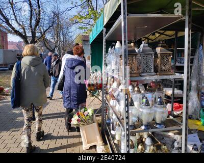 BYTOM, POLOGNE - 1 NOVEMBRE 2019: Les gens achètent des bougies de sépulture pendant la Toussaint Day (en polonais: Dzien Wszystkich Swietych) à Bytom, Pologne. Banque D'Images