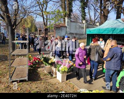 BYTOM, POLOGNE - 1 NOVEMBRE 2019 : On achète des fleurs et des bougies de sépulture pendant la Toussaint (en polonais : Dzien Wszystkich Swietych) à Bytom, en Pologne. Banque D'Images