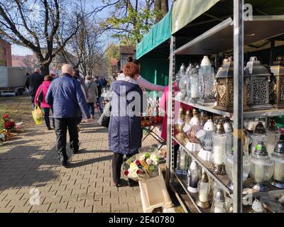 BYTOM, POLOGNE - 1 NOVEMBRE 2019: Les gens achètent des bougies de sépulture pendant la Toussaint à Bytom. Les célébrations de la Toussaint aux cimetières sont l'une des plus im Banque D'Images