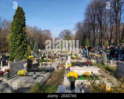 BYTOM, POLOGNE - 1er NOVEMBRE 2019 : les gens visitent le cimetière pendant la Toussaint à Bytom. Les célébrations de la Toussaint dans les cimetières sont l'une des plus impor Banque D'Images