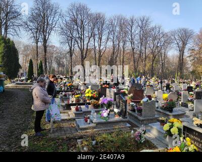 BYTOM, POLOGNE - 1er NOVEMBRE 2019 : les gens visitent le cimetière pendant la Toussaint à Bytom. Les célébrations de la Toussaint dans les cimetières sont l'une des plus impor Banque D'Images