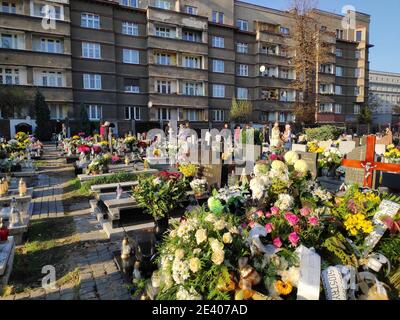 CHORZOW, POLOGNE - 1er NOVEMBRE 2019 : les gens visitent les tombes pendant la Toussaint à Chorzow. Les célébrations de la Toussaint aux cimetières sont l'une des plus impes Banque D'Images