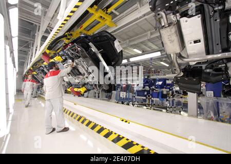 Cassino, Italia - 24 novembre 2016: La linea di montaggio e assemaggio delle auto nello stabilimento della Fiat FCA cassinate Banque D'Images