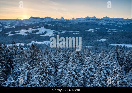 Lever de soleil en hiver sur les collines de l'Emmental et des Alpes bernoises Banque D'Images
