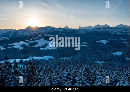 Lever de soleil en hiver sur les collines de l'Emmental et des Alpes bernoises Banque D'Images