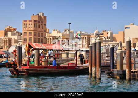 DUBAÏ, Émirats Arabes Unis - 9 DÉCEMBRE 2017 : les gens traversent le traditionnel ferry abra qui traverse Dubai Creek aux Émirats Arabes Unis. Dubaï est la ville la plus peuplée des Émirats arabes Unis et un des principaux glob Banque D'Images