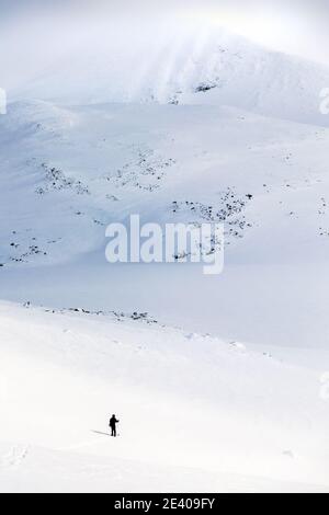 Ski de randonnée dans les montagnes d'hiver de Norvège Banque D'Images