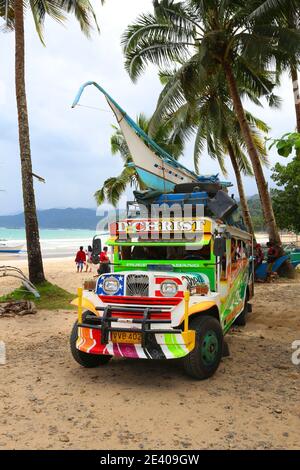 PALAWAN, PHILIPPINES - 29 NOVEMBRE 2017 : véhicule de transport public jeepney à la plage de Sabang à Palawan, Philippines. 6 millions de touristes étrangers vi Banque D'Images