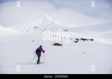Ski de randonnée dans les montagnes d'hiver de Norvège Banque D'Images