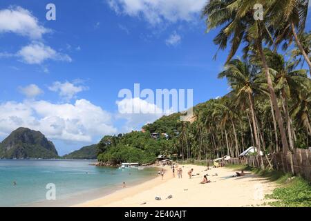 PALAWAN, PHILIPPINES - 2 DÉCEMBRE 2017: Les gens apprécient la belle plage de Marimegmeg d'El Nido dans l'île de Palawan, Philippines. 6 millions de touristes étrangers Banque D'Images