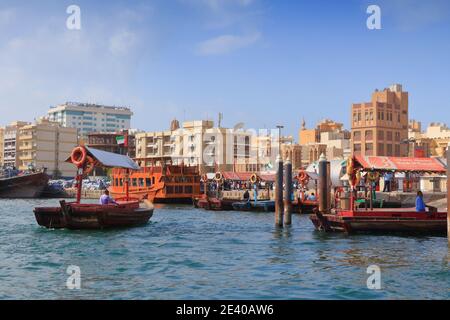 DUBAÏ, Émirats Arabes Unis - 9 DÉCEMBRE 2017 : les gens traversent le traditionnel ferry abra qui traverse Dubai Creek aux Émirats Arabes Unis. Dubaï est la ville la plus peuplée des Émirats arabes Unis et un des principaux glob Banque D'Images