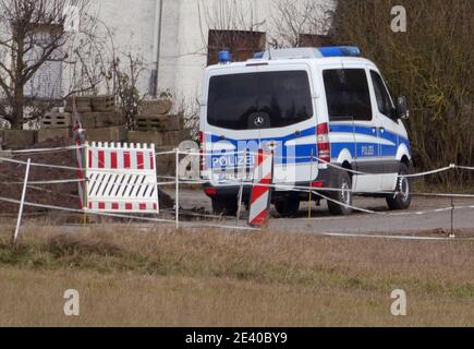 Wiesenfeld, Allemagne. 20 janvier 2021. Un véhicule de police se trouve devant un bâtiment. Dans le cadre d'un crime violent contre une fille de 13 ans en 1993, des opérations de police ont été menées dans le district franconien inférieur de main-Spessart. La jeune fille de 13 ans avait été retrouvée morte dans une fosse à fumier d'une ferme de chevaux il y a 27 ans après une recherche à grande échelle. Un homme de 15 ans a été acquitté après un procès. Credit: Tina Maudrich/dpa/Alay Live News Banque D'Images