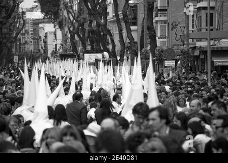 La foule suit les processions de rue à Pâques Banque D'Images