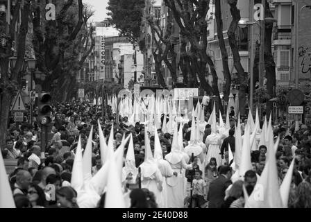 La foule suit les processions de rue à Pâques Banque D'Images