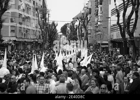 La foule suit les processions de rue à Pâques Banque D'Images