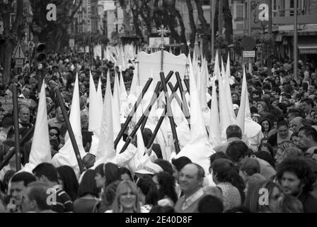 La foule suit les processions de rue à Pâques Banque D'Images