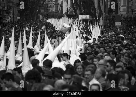 La foule suit les processions de rue à Pâques Banque D'Images