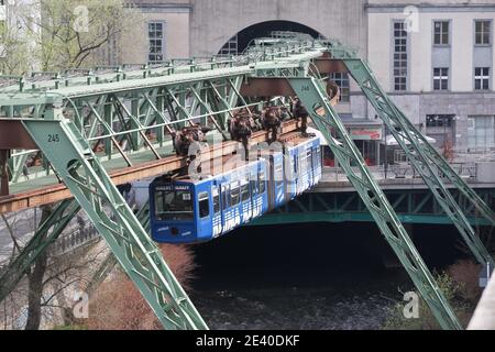 Wuppertal, Allemagne - 3 mars 2014 : le chemin de fer suspendu de Wuppertal (Wuppertaler Schwebebahn) est un chemin de fer suspendu de Wuppertal Banque D'Images