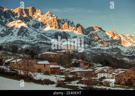 Vue panoramique sur la ville Cantabrique de Mogrovejo, dans la municipalité de Camelaleño et à proximité de Potes. Cantabrie. Banque D'Images