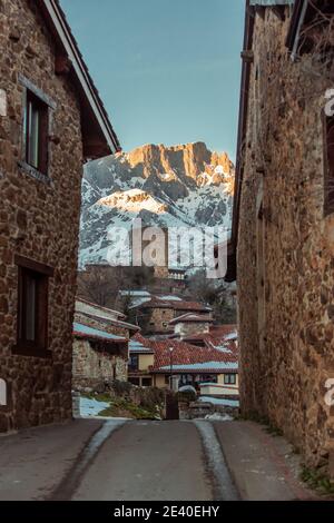 Vue panoramique sur la ville Cantabrique de Mogrovejo, dans la municipalité de Camelaleño et à proximité de Potes. Cantabrie. Banque D'Images