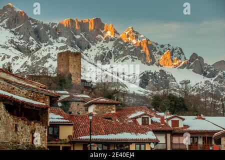 Vue panoramique sur la ville Cantabrique de Mogrovejo, dans la municipalité de Camelaleño et à proximité de Potes. Cantabrie. Banque D'Images
